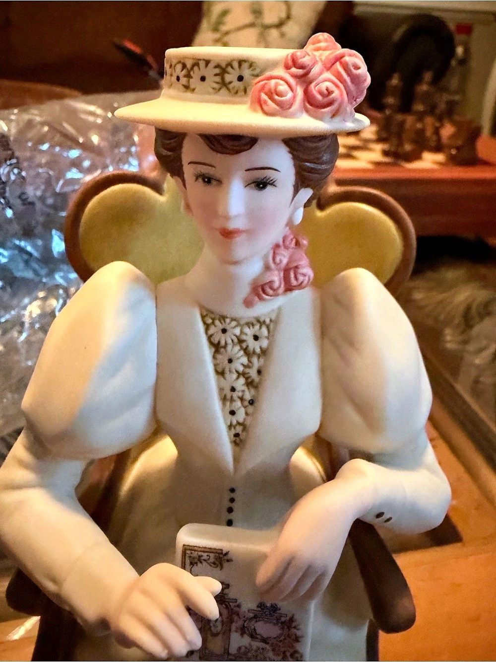 Avon President's Club 2011 Avon Award Figurine Decor with Accessories